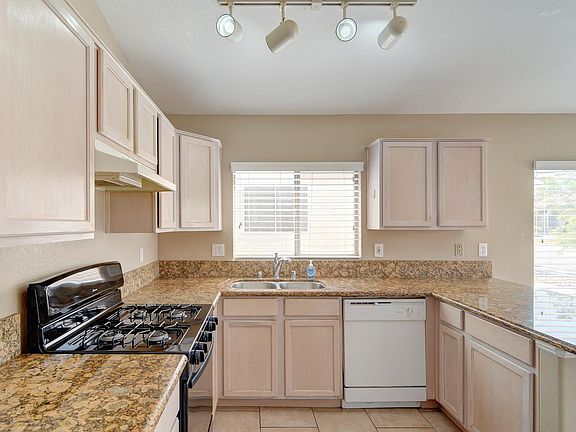 3rd image of 844 Rainbow Rock St