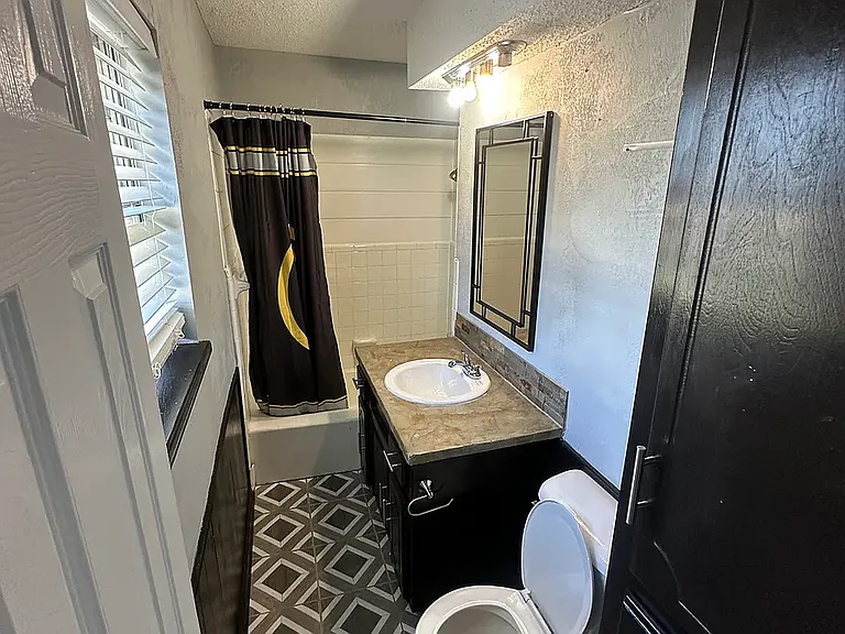 223 E Kerby Ave — Photo 22