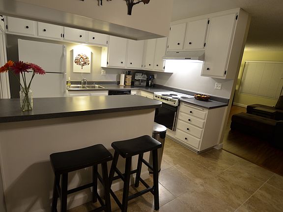5th image of 333 Newport Ave Unit 202