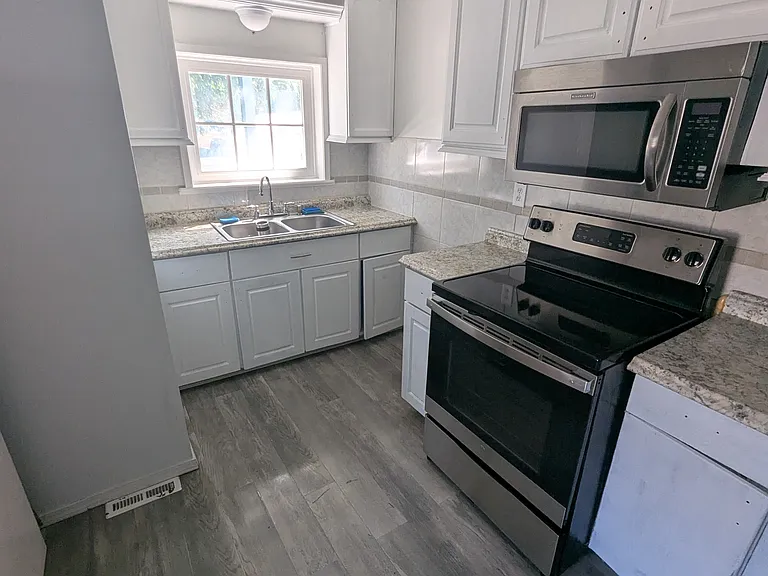 205-207 Ravine Ave #205 — Photo 5