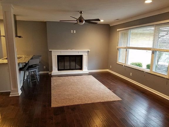 Beautiful Living Room w/Woodburning Fireplace & Ceiling Fan