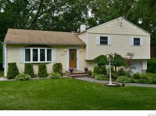 807 Terrace Pl, Cortlandt Manor, NY 10567