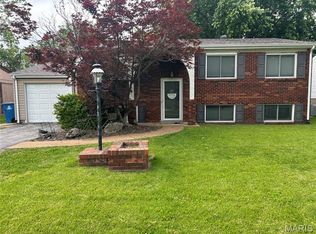 11819 Foxwood Dr, Maryland Heights, MO 63043