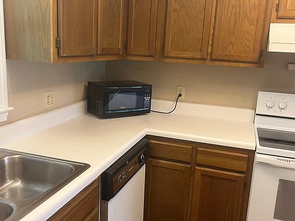 3rd image of 106 Meadow Park Ln APT D