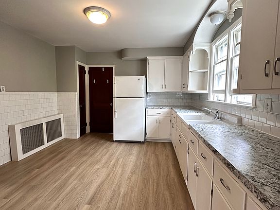 5th image of 124 Harborview Ave #1