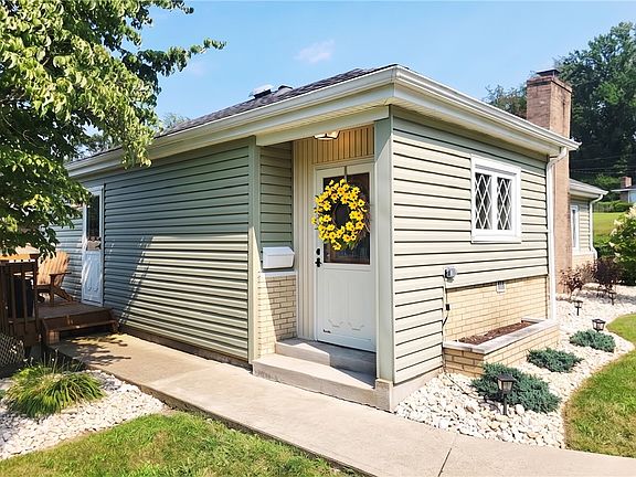 3rd image of 616 Maple St