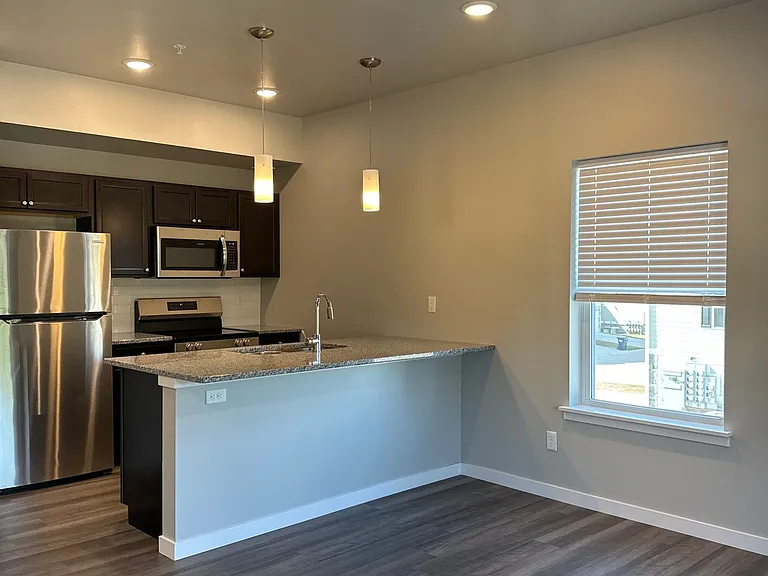 5115 N River Blvd NE — Photo 8