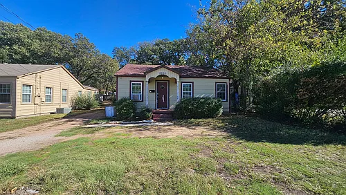 2620 N Elm St Photo 1