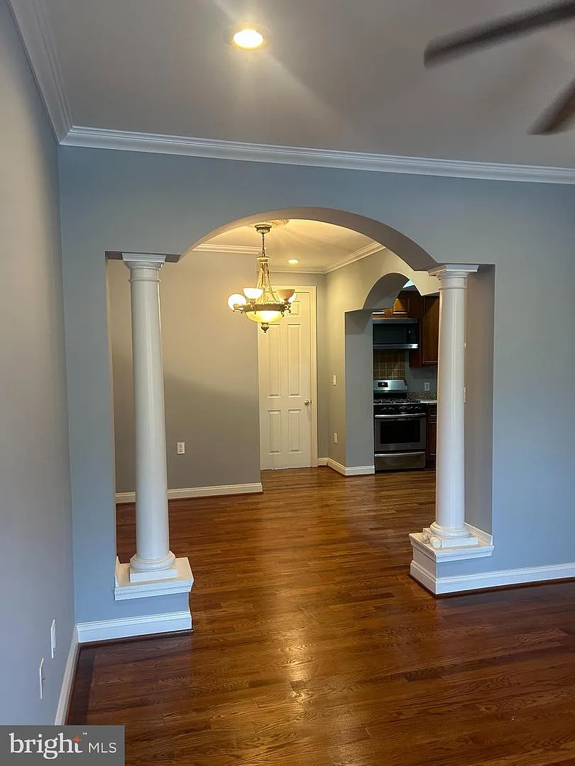 3 bed, 3.0 bath, 2274 sqft, $4,250 — Photo 2