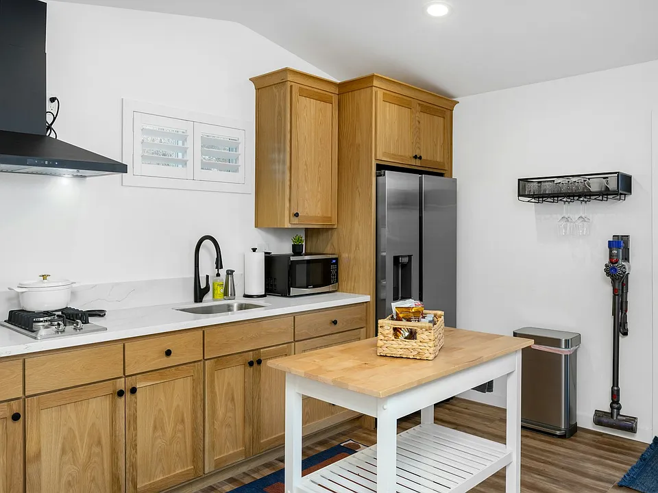 Kitchen equipped with your needs. Two stools were added to the center island for your comfort.