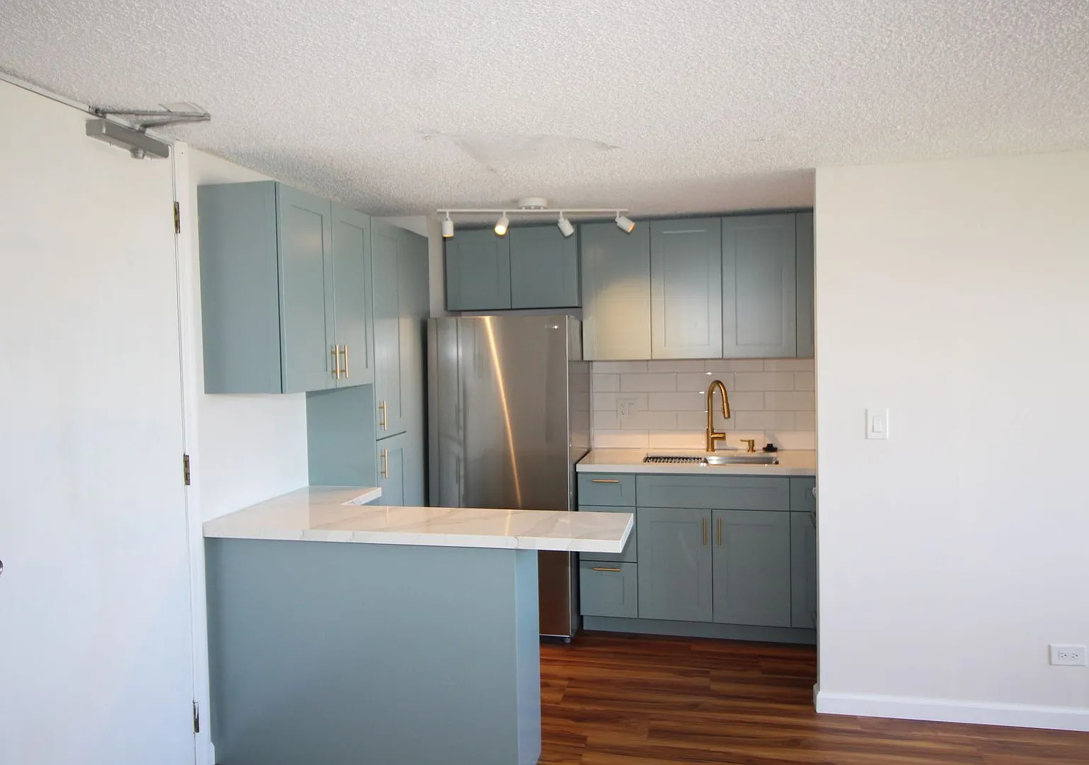 Beautifully Remodeled Studio with Sweeping Views — Photo 4