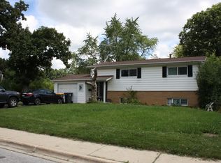 1 Timber Trl, Streamwood, IL 60107