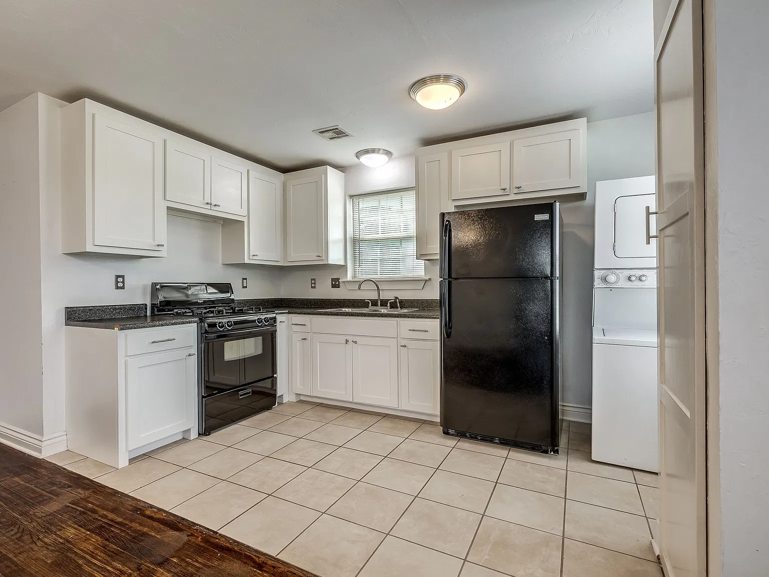2 bed, 1000 sqft, $1,045 — Photo 2