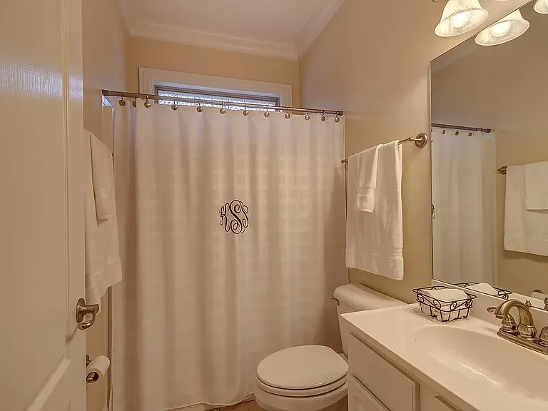 909 Village Green Ave — Photo 21