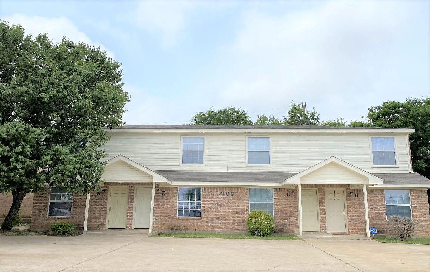 3 bed, 1150 sqft, $925 — Photo 1