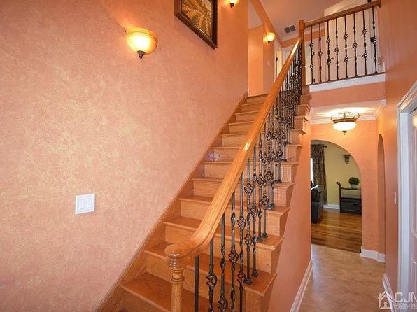 1 Canterbury Ct