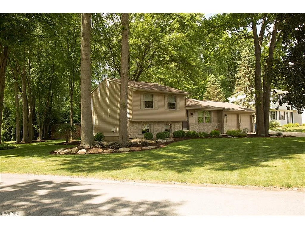 7669 Raglan Dr NE photo 1