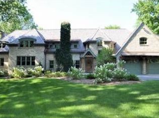 7855 N Club Cir, Fox Point, WI 53217