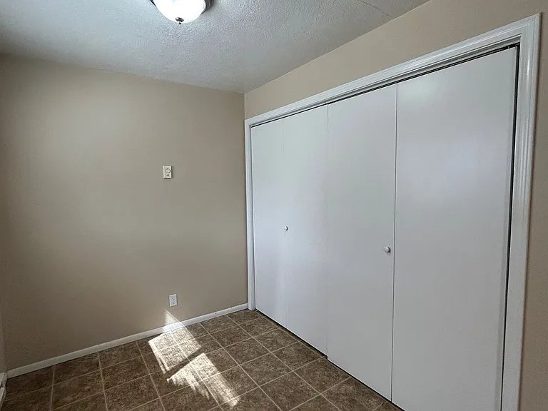 Main 819 S — Photo 6