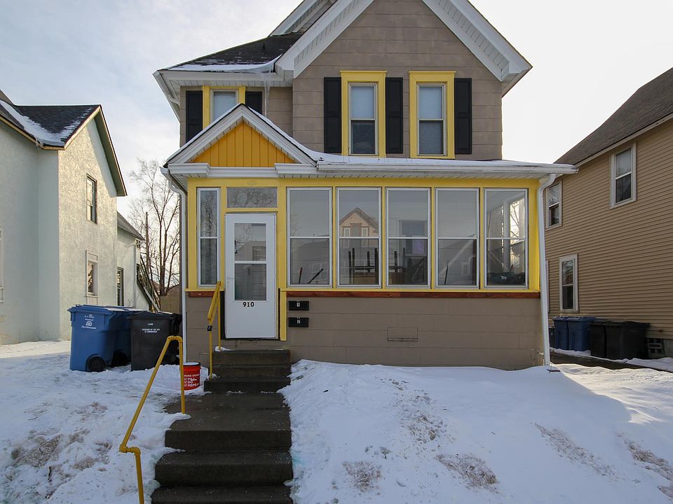 1st image of 910 22nd Ave NE #1