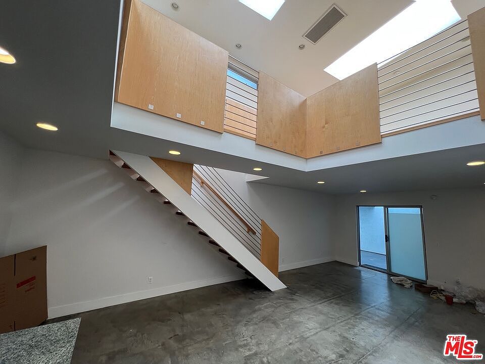1st image of 553 Rose Ave #4