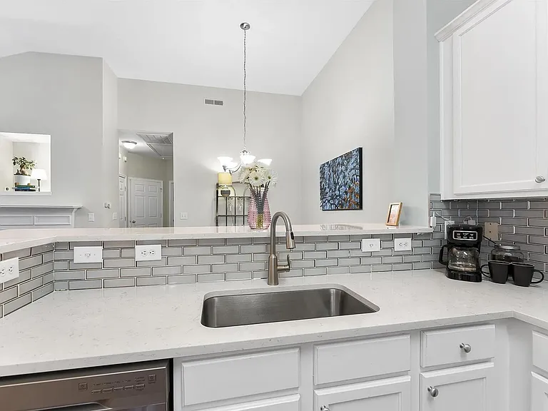 1108 Vermillion Dr — Photo 7