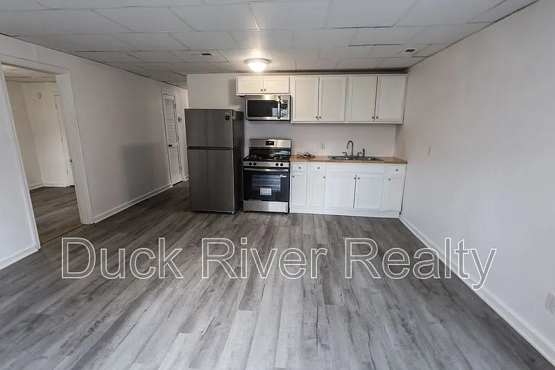 2 bed, 1.0 bath, 883 sqft, $1,300 — Photo 4