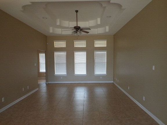 4th image of 611 Sabal Ave