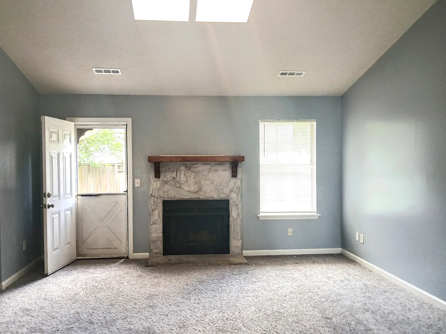 3 bed, 1208 sqft, $2,100 — Photo 2