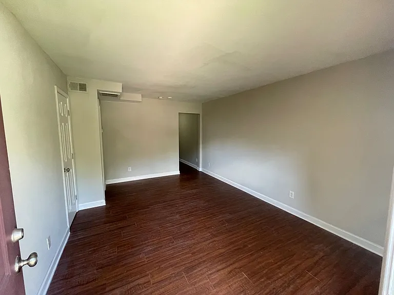 912 Rowan St — Photo 2