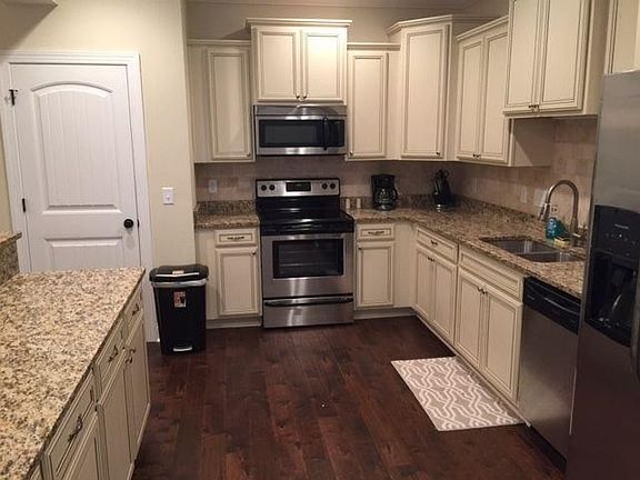 3rd image of 905 Reserve Ln