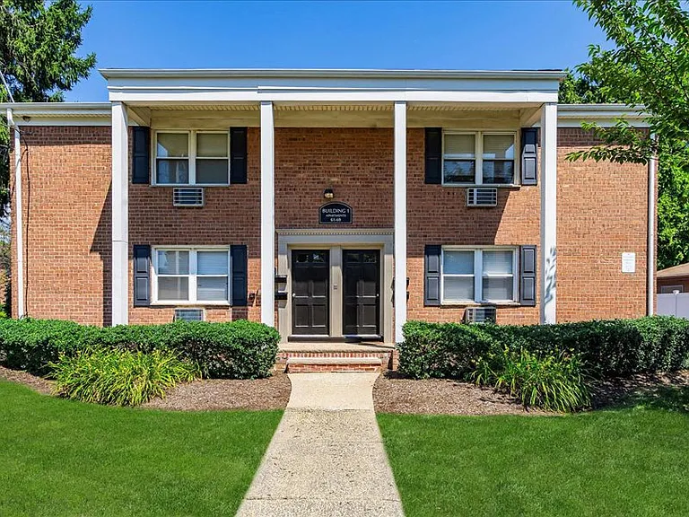 Sherwood Court Apartments — Photo 15