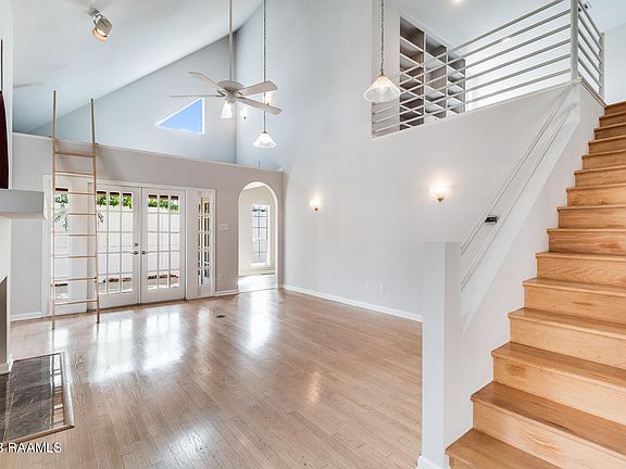 3rd image of 202 Woodoak Cir
