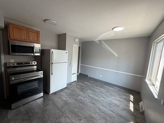 3rd image of 905 N Meadows Ct