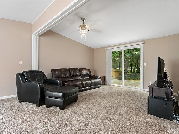 4th image of 451 NE Conifer Dr