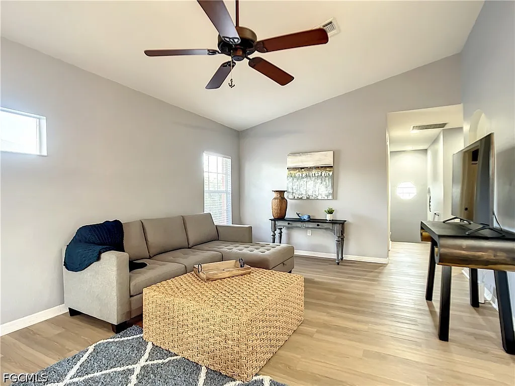 3 bed, 2.0 bath, 1423 sqft, $2,400 — Photo 4