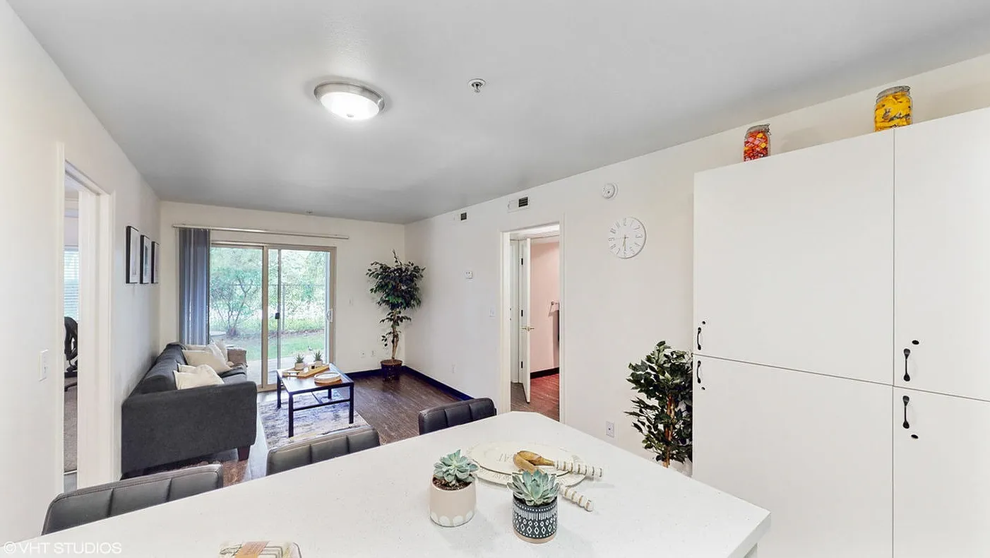 The 208 — Photo 2