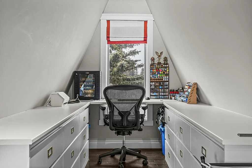 1 Bed + Den, 2 Bath Banff Townhouse — Photo 4