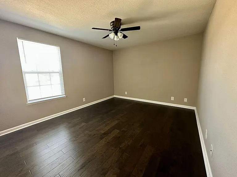 Two Bedroom Pet Friendly Apartment For Rent Near Post! — Photo 25