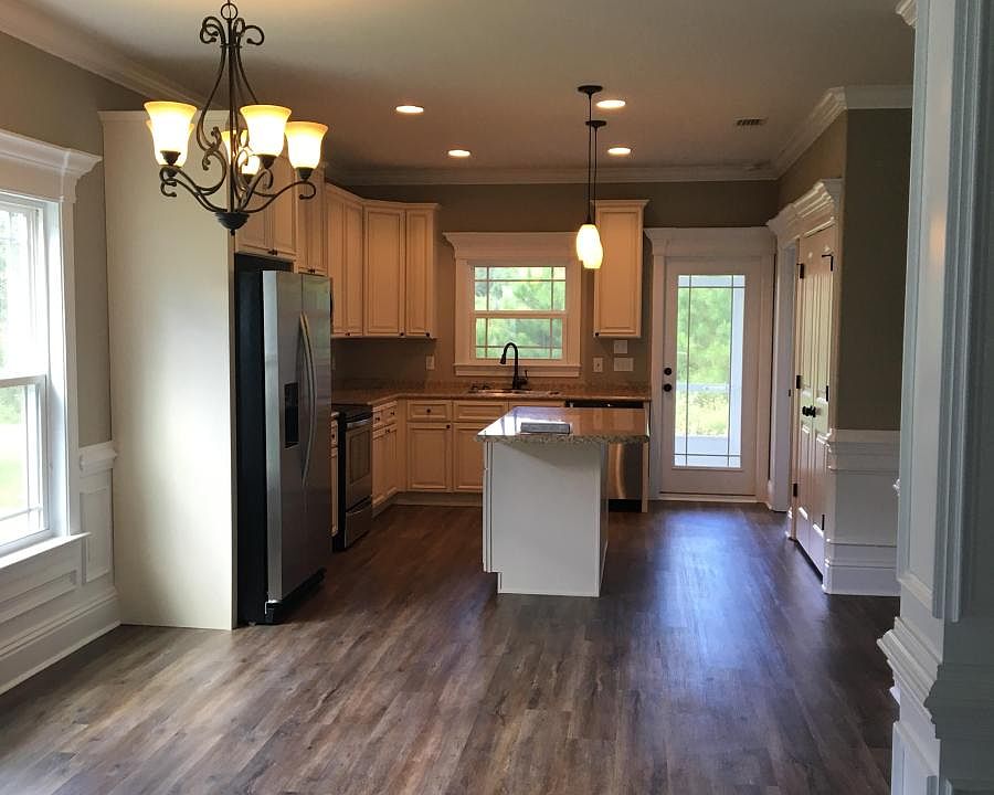 1st image of 118 Carousel Cir