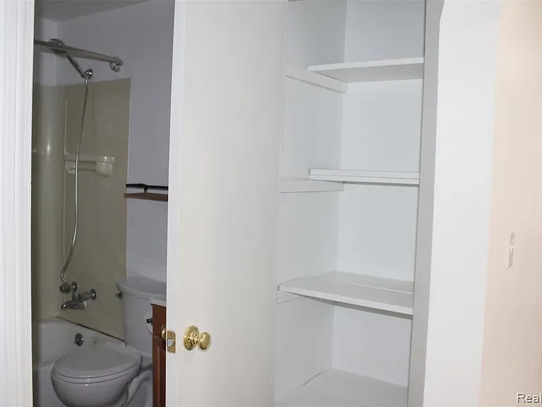 1253 Atkinson Ave — Photo 13