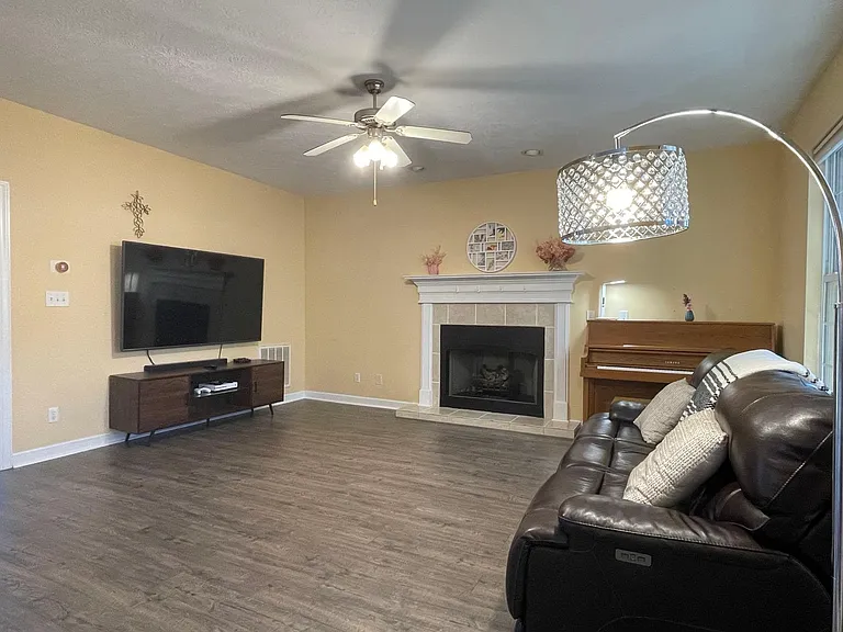 646 Surrey Ln — Photo 7