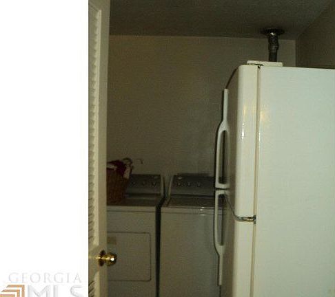 5th image of 70 Brownsmill Dr