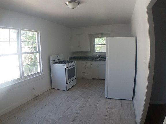 3rd image of 128 SW 23rd St