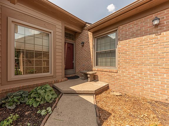 4th image of 4872 Lone Oak Ct #19