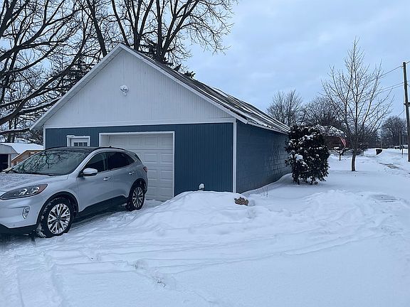 4th image of 1031 6th Ave