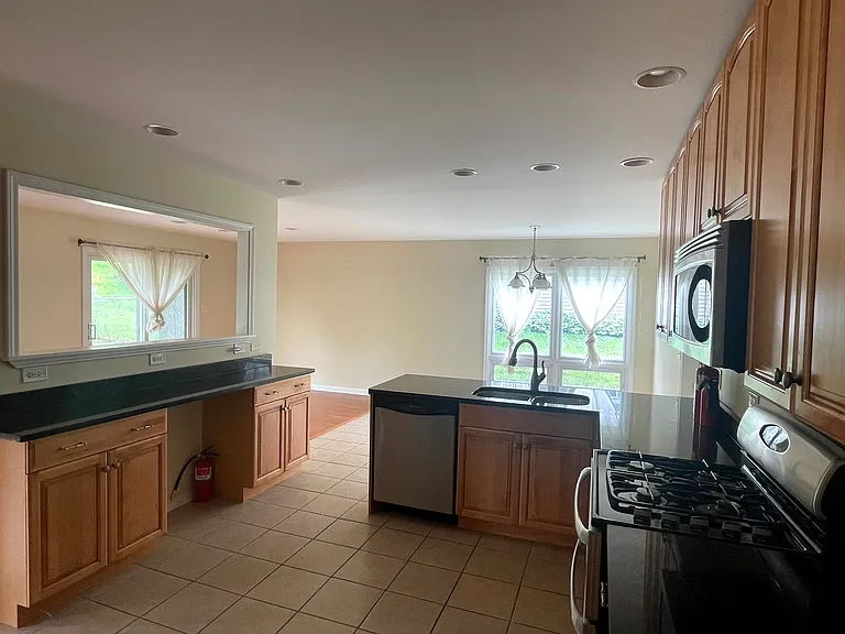 2S525 Lloyd Ave — Photo 17