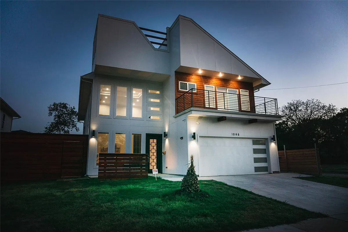 Just WoW - 1846 Nomas St #1846