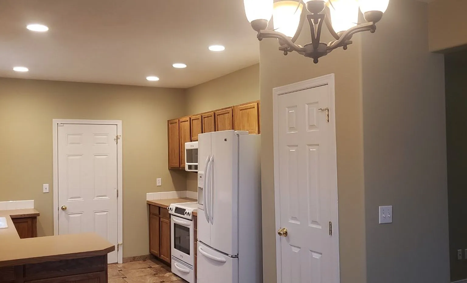 Airway Heights 3 Bed 2.5 bath plus LARGE rec. room. — Photo 2