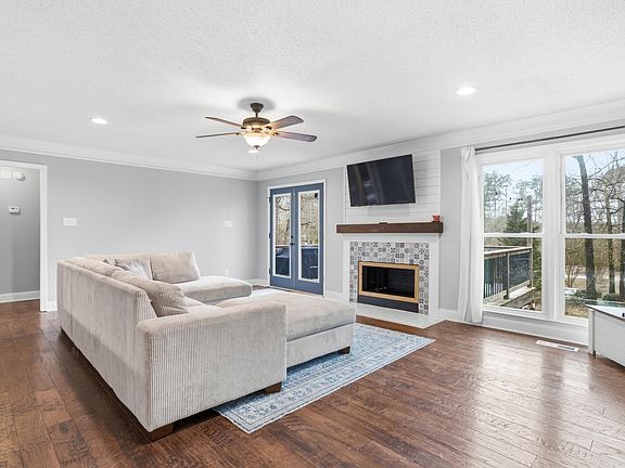 5th image of 203 Russet Woods Dr